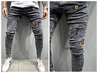 Мужские джинсы серые с нашивками немного рваные, стильные джинсы