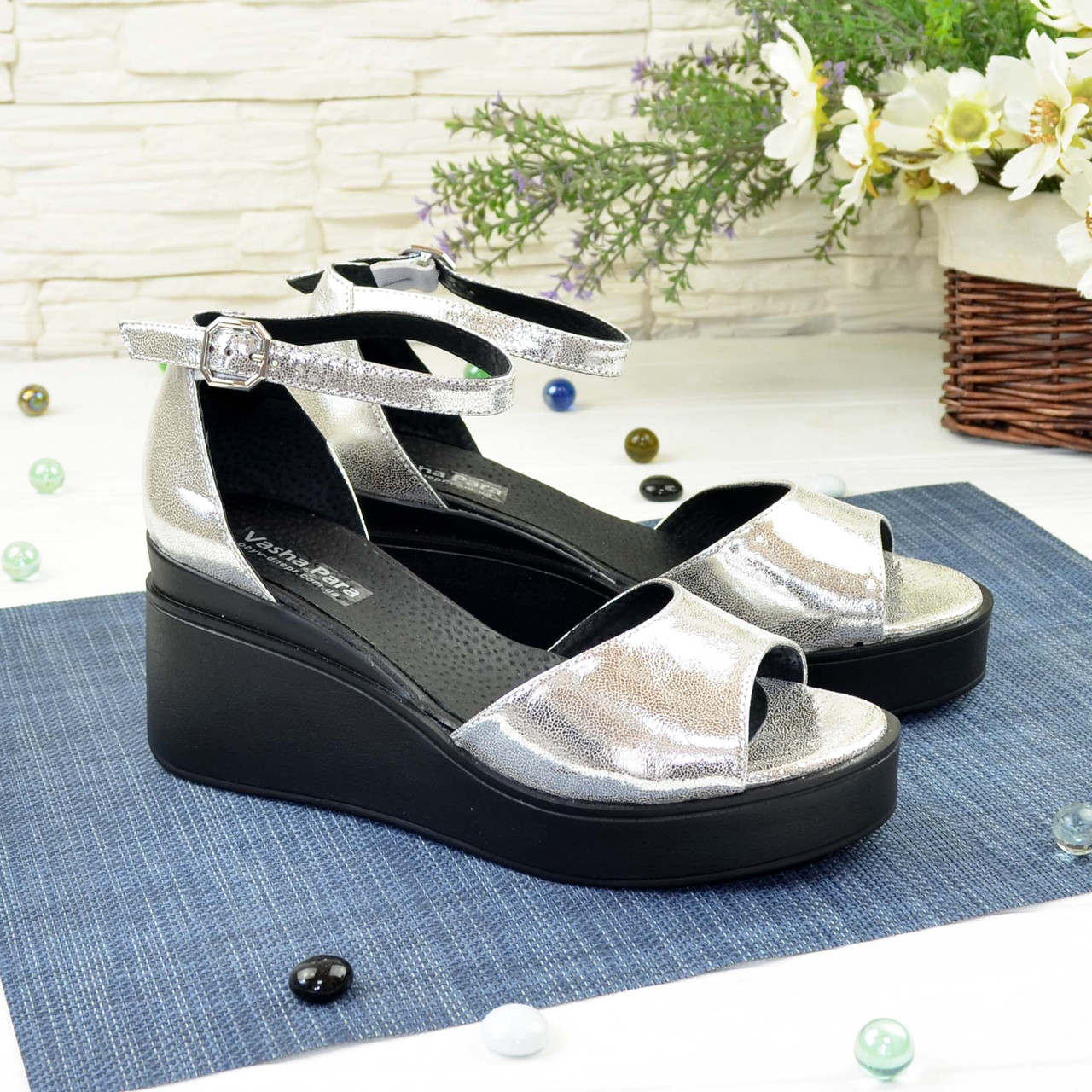 Босоніжки жіночі шкіряні на стійкій платформі, колір срібло, фото 1