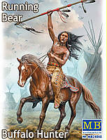 Збірна пластикова фігурка. BUFFALO HUNTER Ведмідь, що біжить. 1/24 MASTER BOX 24048