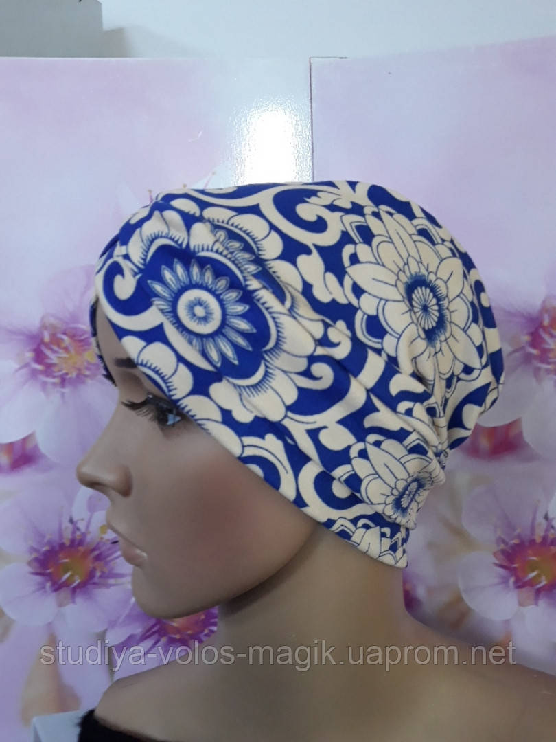 Удобная шапка чалма женская с принтом бежевая с синим узором трикотажная - фото 5 - id-p1195445656