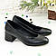 Туфлі шкіряні жіночі на невисокому підборі, колір чорний, фото 4