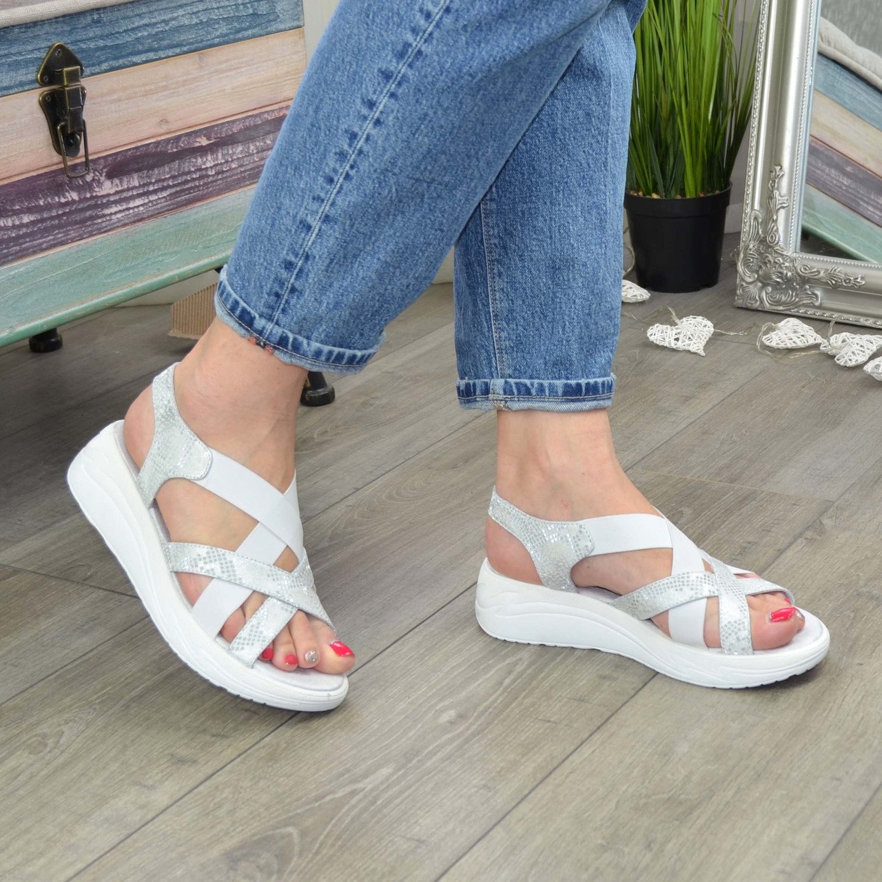 Босоніжки білі жіночі спортивного стилю, натуральна шкіра з тисненням пітон, фото 1