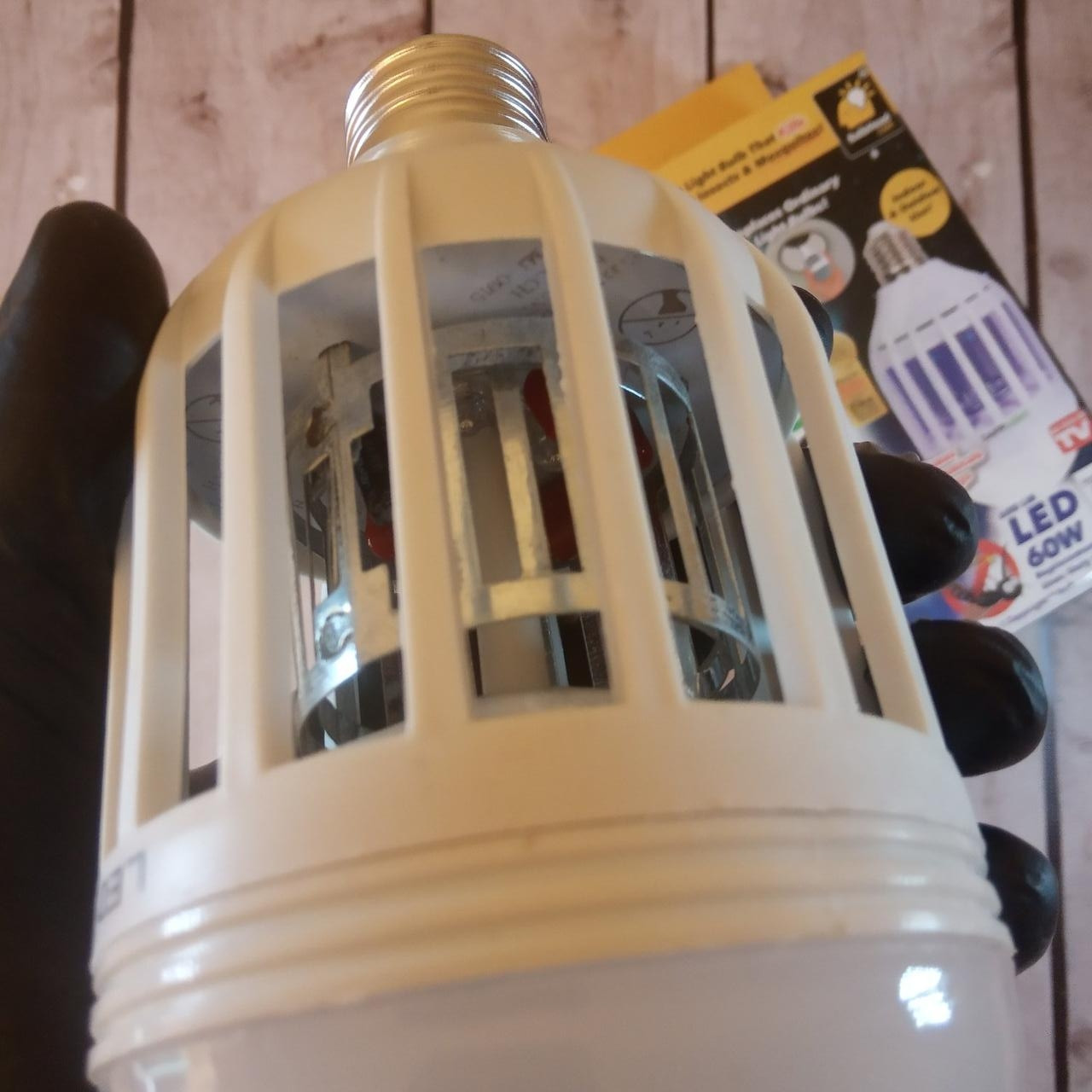 Антимоскитная лампа Zapp Light LED уничтожитель комаров и насекомых светодиодная лампочка 2 в 1 (Живые фото) - фото 5 - id-p1195196935