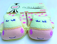 Хлопковые носочки с игрушкой на мыске для детей от рождения до 6 месяцев Молочные в малиновый горошек с Коровками