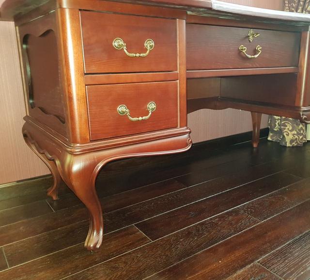 Итальянская мебельная фурнитура на письменном столе