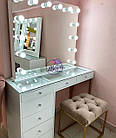 Гримерный стіл для візажиста з високим дзеркалом зі стільницею-вітриною, нога лофт, колір - білий, фото 3
