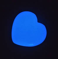 Сувенирный камень Оникс синее свечение в форме сердца 37х40(+-)мм