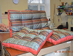 Об'ємна декоративна подушка з втяжки