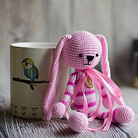 В'язана іграшка "Рожевий Зайчик - довгі вушка"