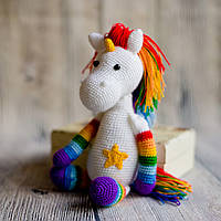 В'язана іграшка "Райдужний єдиноріг"