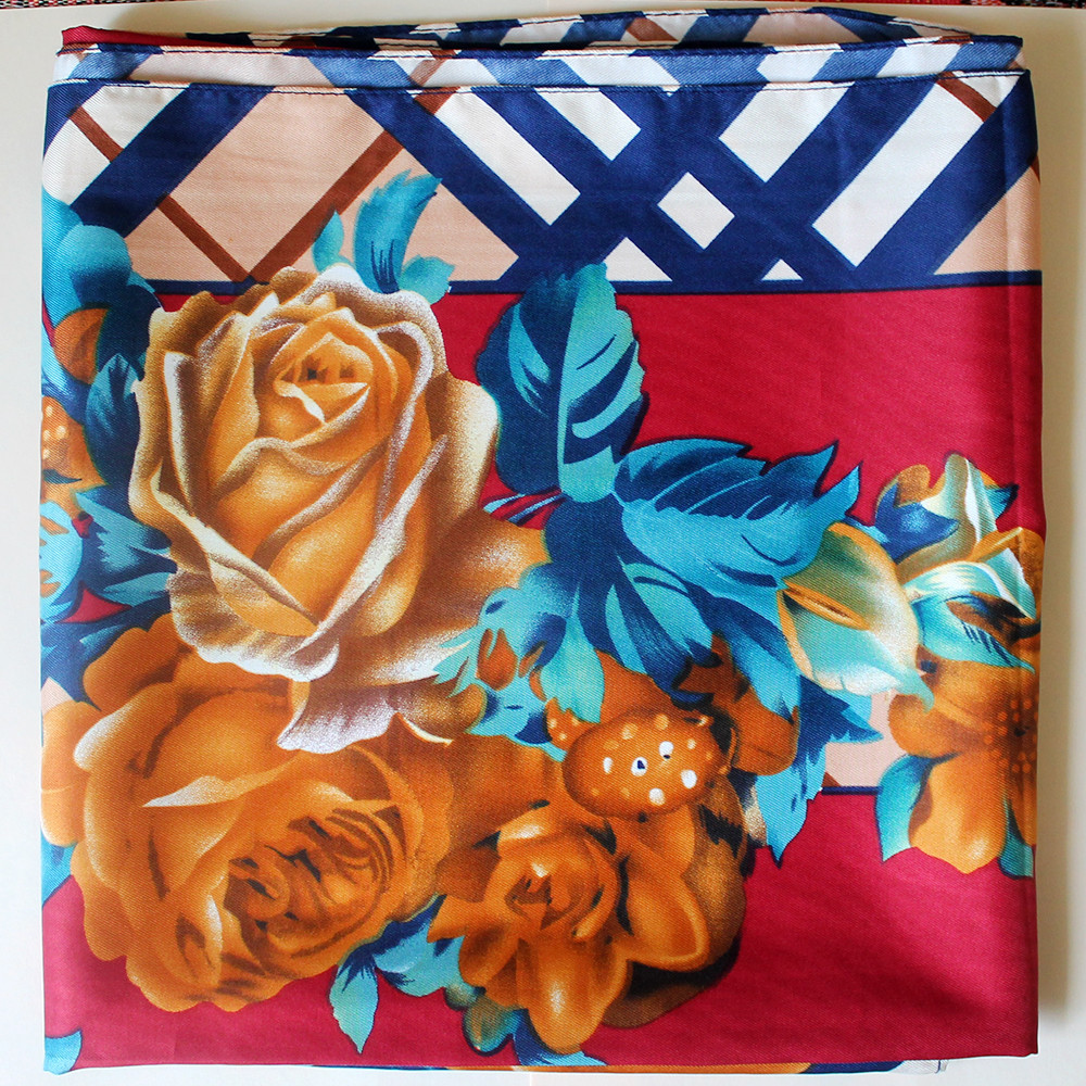 Хустка червона з трояндами із шовку, фото 1