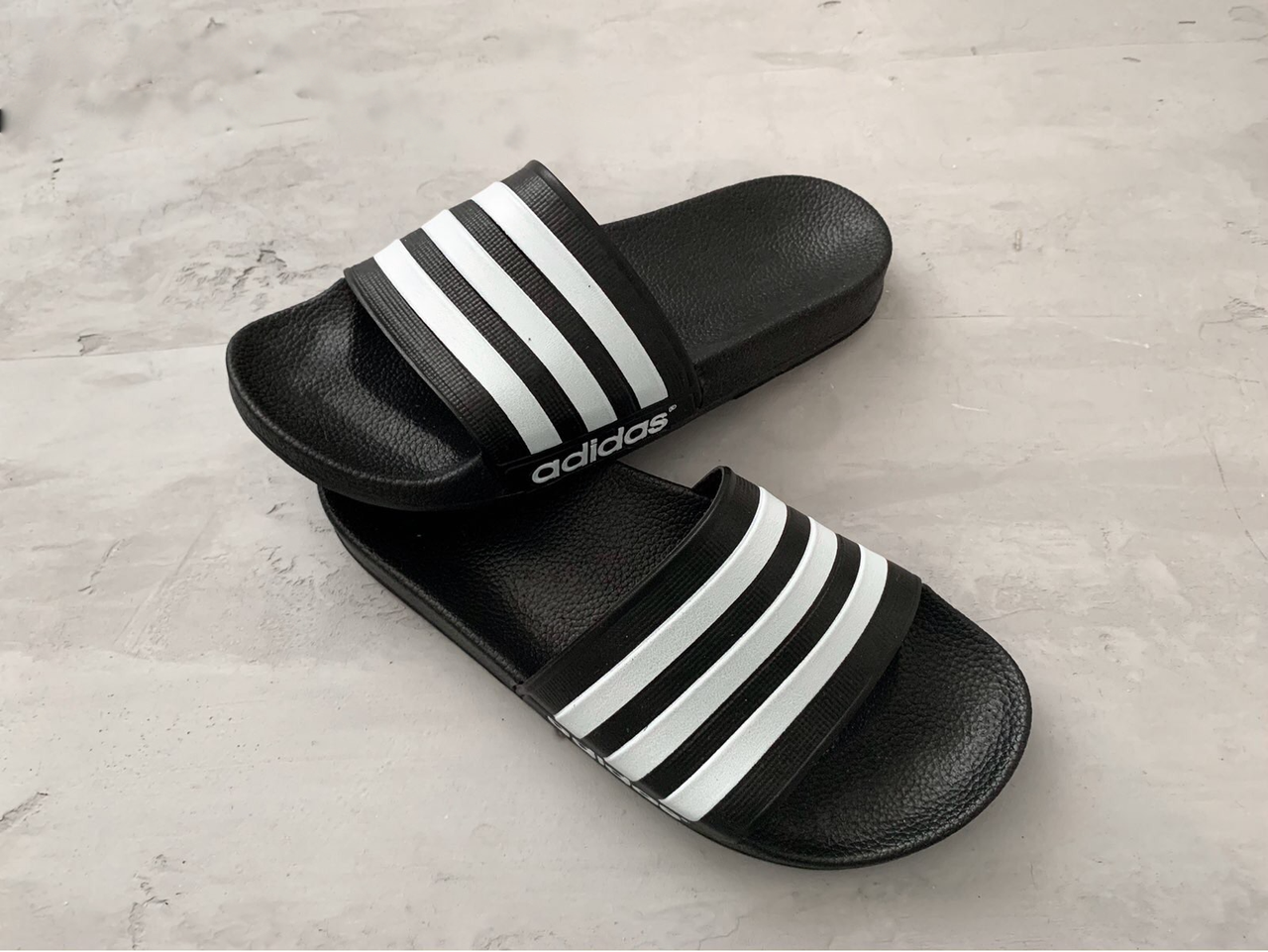 Жіночі спортивні капці Adidas чорні з білим