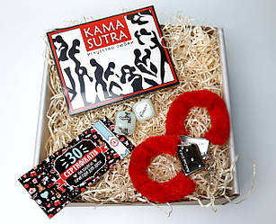 Подарунковий набір "Червоне і чорне": камасутра шоколадна, чекова книжка бажань, кубики з позами та наручники