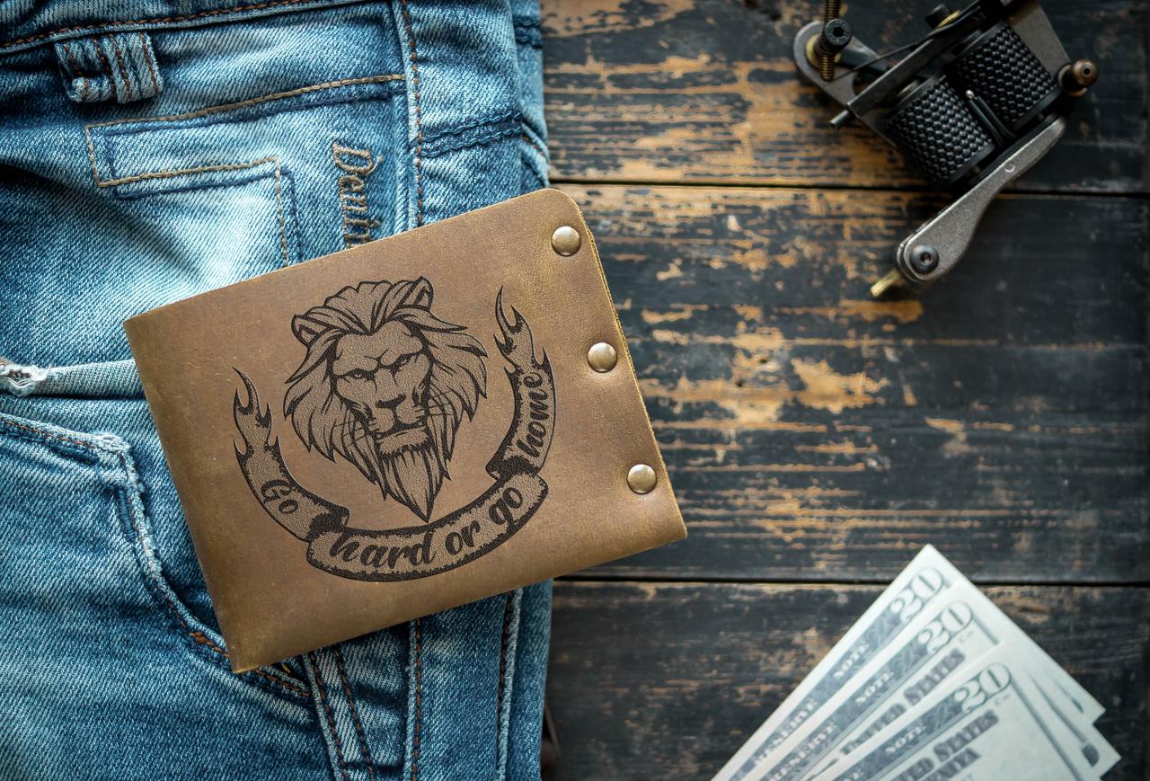 Чоловічий шкіряний гаманець з гравіюванням Лев на застібці відділеннями для карт ТатуНаКоже, ЛЕВИНЕ СЕРЦЕ