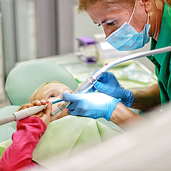 Коли необхідний дитячий стоматолог хірург?
