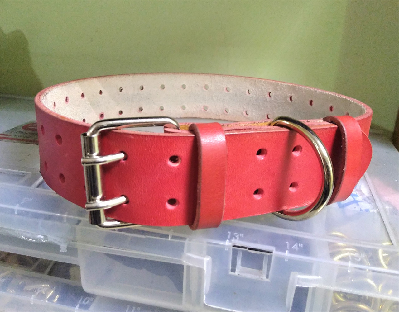 Міцний надійний нашийник з натуральної шкіри "Lockdog" червоний