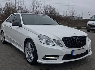 Решітка радіатора Mercedes w212 (09-13) тюнінг стиль AMG GT (чорний глянець)