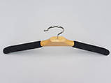 Довжина 43 см. Плічка вішалки тремпеля поролонові чорного кольору з дерев'яною світлою вставкою, фото 3