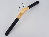 Довжина 43 см. Плічка вішалки тремпеля поролонові чорного кольору з дерев'яною світлою вставкою, фото 4