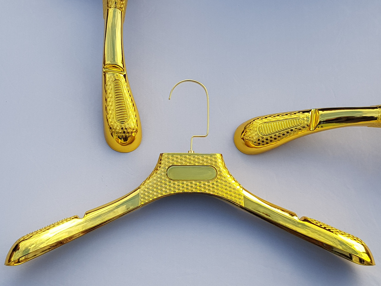 Плічка вішалки тремпеля золотого кольору з антиковзаючим ребристим плечем, довжина 44 см, фото 1
