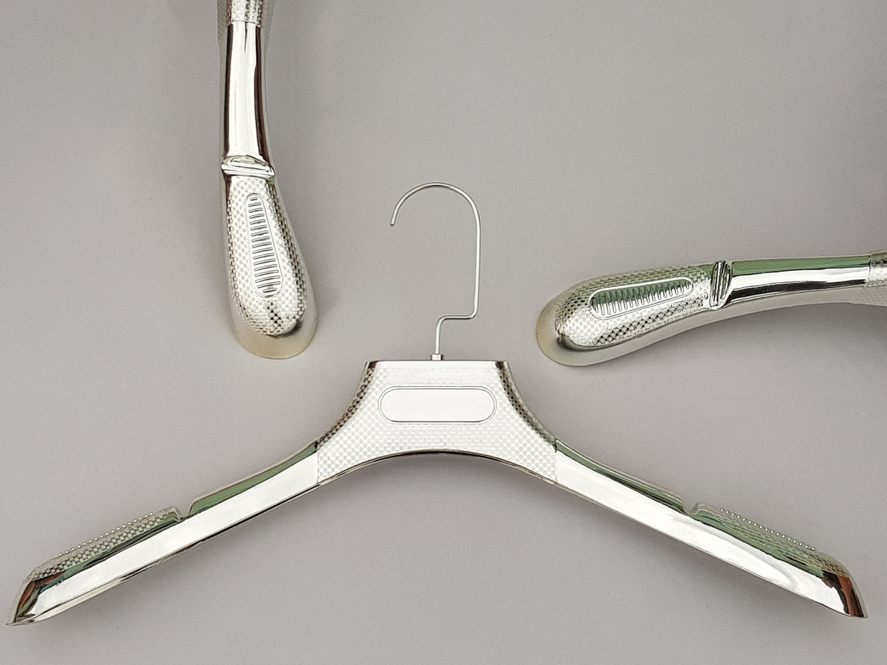 Плічка вішалки тремпеля сріблястого кольору з антиковзаючим ребристим плечем, довжина 44 см, фото 1