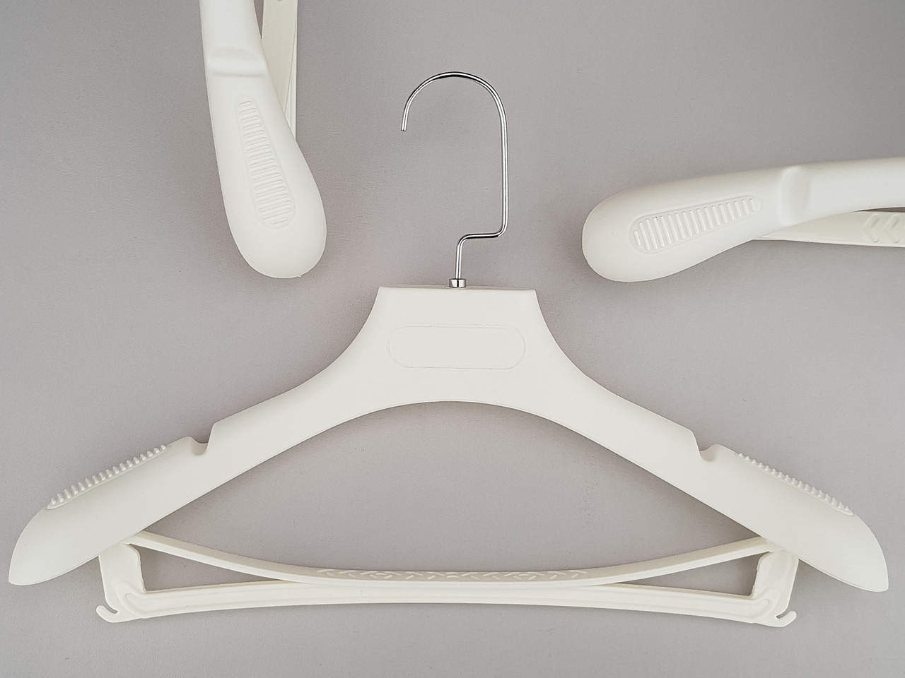 Плічка вішалки тремпеля TZP6681 з антиковзаючим ребристим плечем білого кольору, довжина 39 см, фото 1