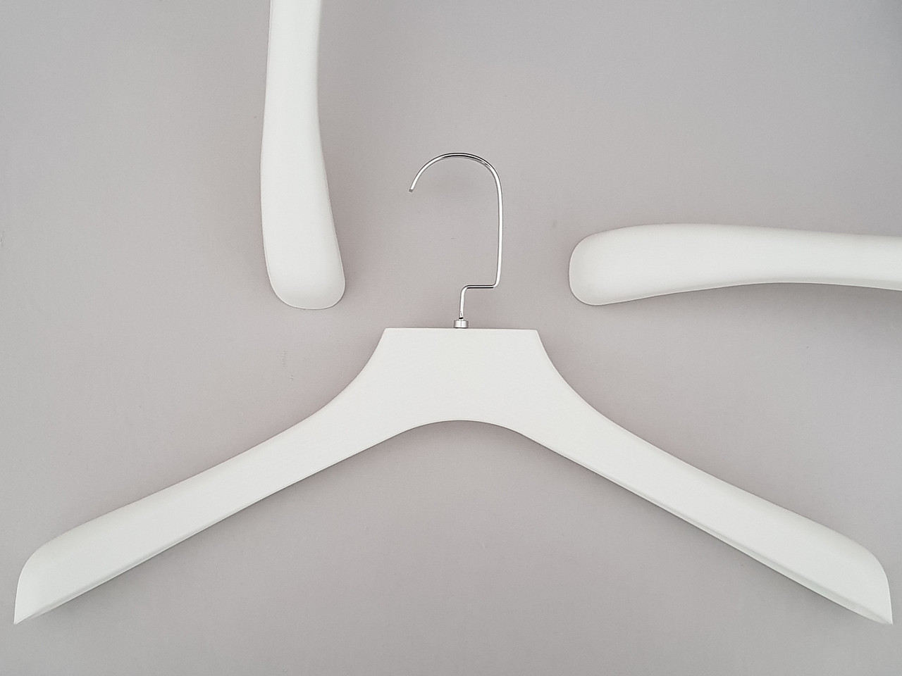 Плічка вішалки тремпеля TZ0066 білого кольору під дерево, довжина 44 см, фото 1