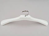 Плічка вішалки тремпеля TZ0066 білого кольору під дерево, довжина 44 см, фото 4