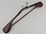 Довжина 45 см. Плечики вішалки тремпеля дерев'яні широкі коричневі кольори з багатошаровим покриттям лаком., фото 4