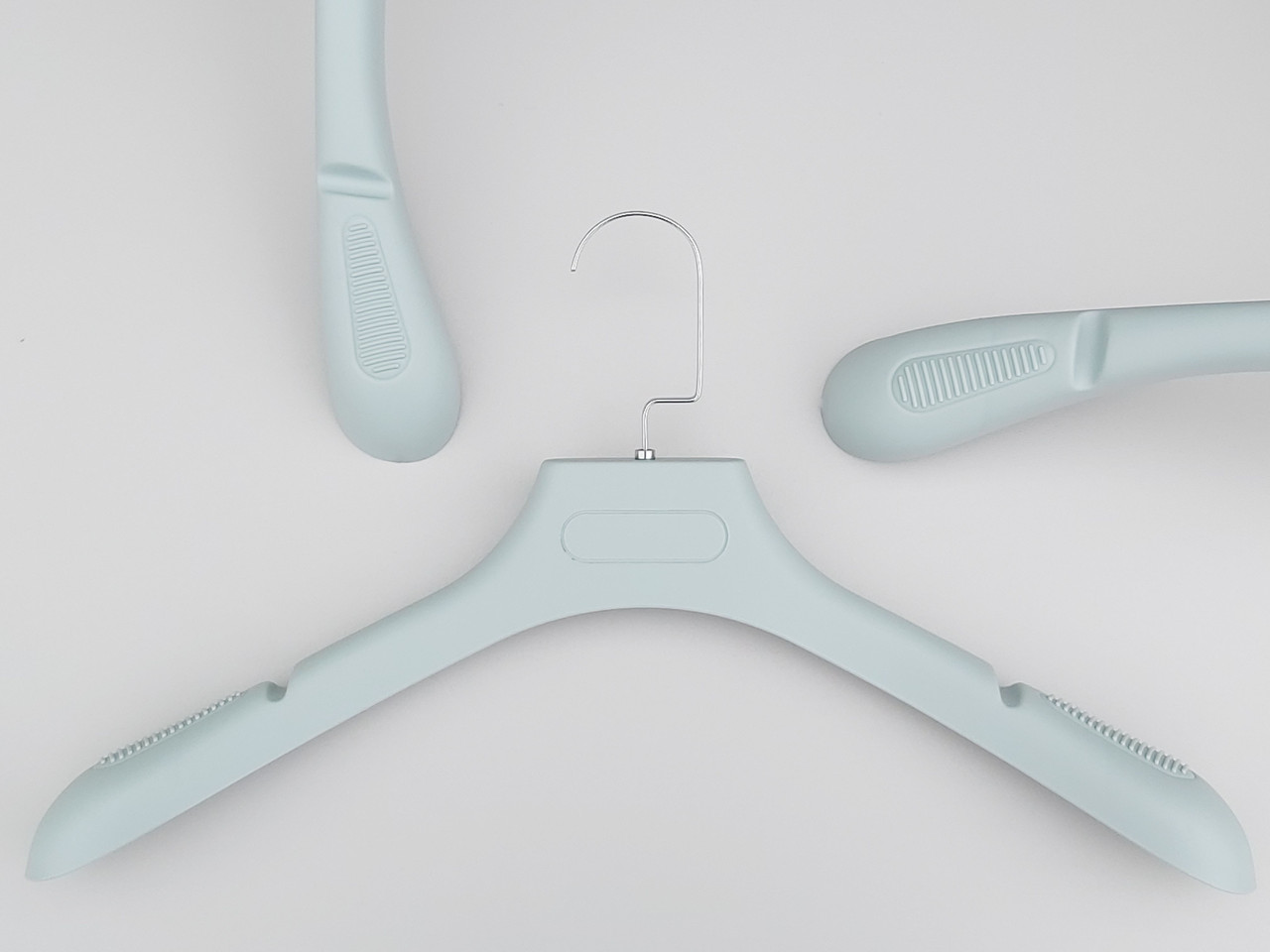 Плічка вішалки тремпеля TZ6682 з антиковзаючим ребристим плечем м'ятного кольору, довжина 44,5 см, фото 1