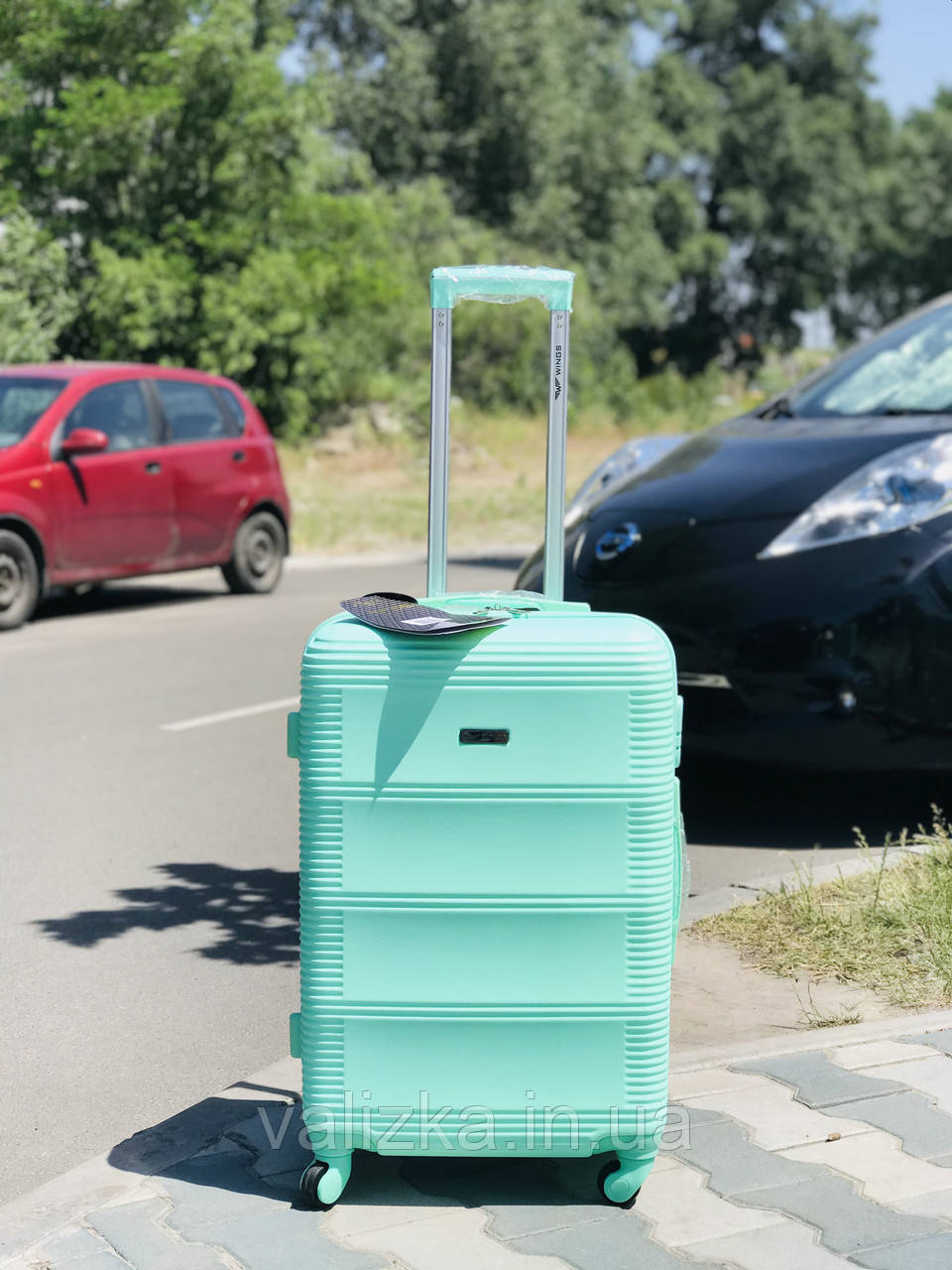 Великий пластиковий чемодан м'ятний на 4-х колесах / Велика пластикова валіза