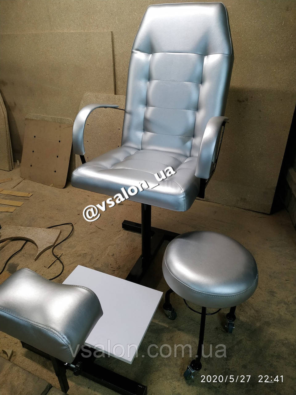 Кресло педикюра, подставка для ноги и стул мастера, комплект в цвете металлик - фото 2 - id-p1003634384