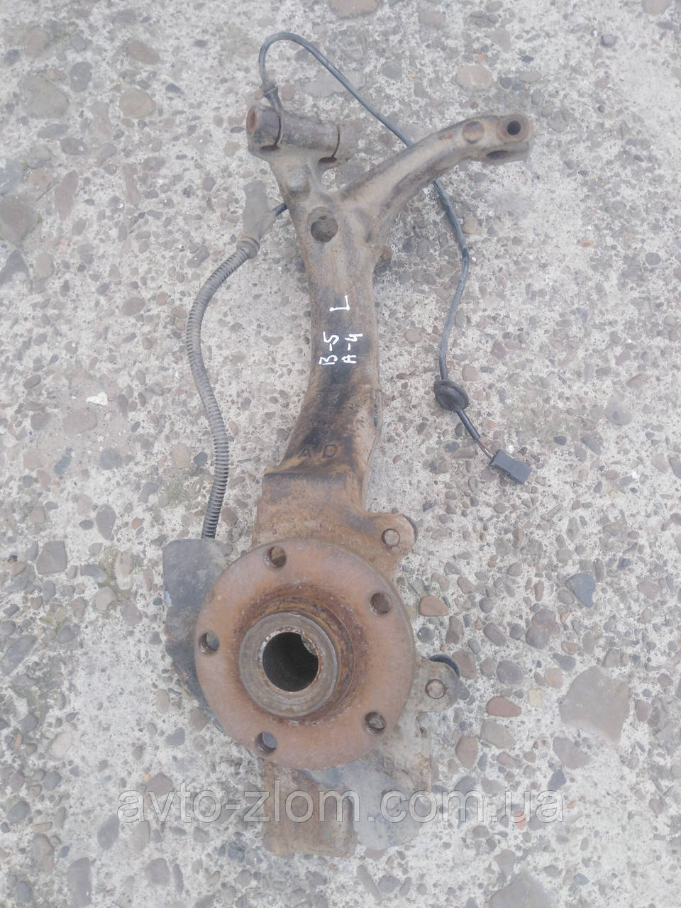 Поворотний кулак Volkswagen Passat B5, Audi A4, Пассат Б5, Ауді А4. Лівий. 8D0407257.