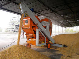 ОВС-25 виробництва заводу сільгоспмашин чудово справляється з очищенням навіть надзвичайно засміченого і скиданого у велику купу замість буртів зерна.