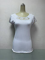 Футболка жіноча трикотажна ошатна біла приталена по фігурі з мереживом