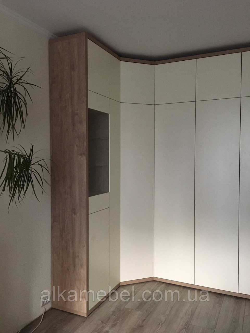 Кутова шафа з двостулковими дверима без ручок blum