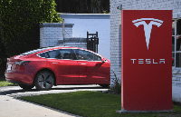 Китай дозволив Tesla продавати електромобілі з гіршими акумуляторами