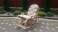 Плетеная кресло-качалка из лозы в наборе из мягкой подушкой масляного цвета