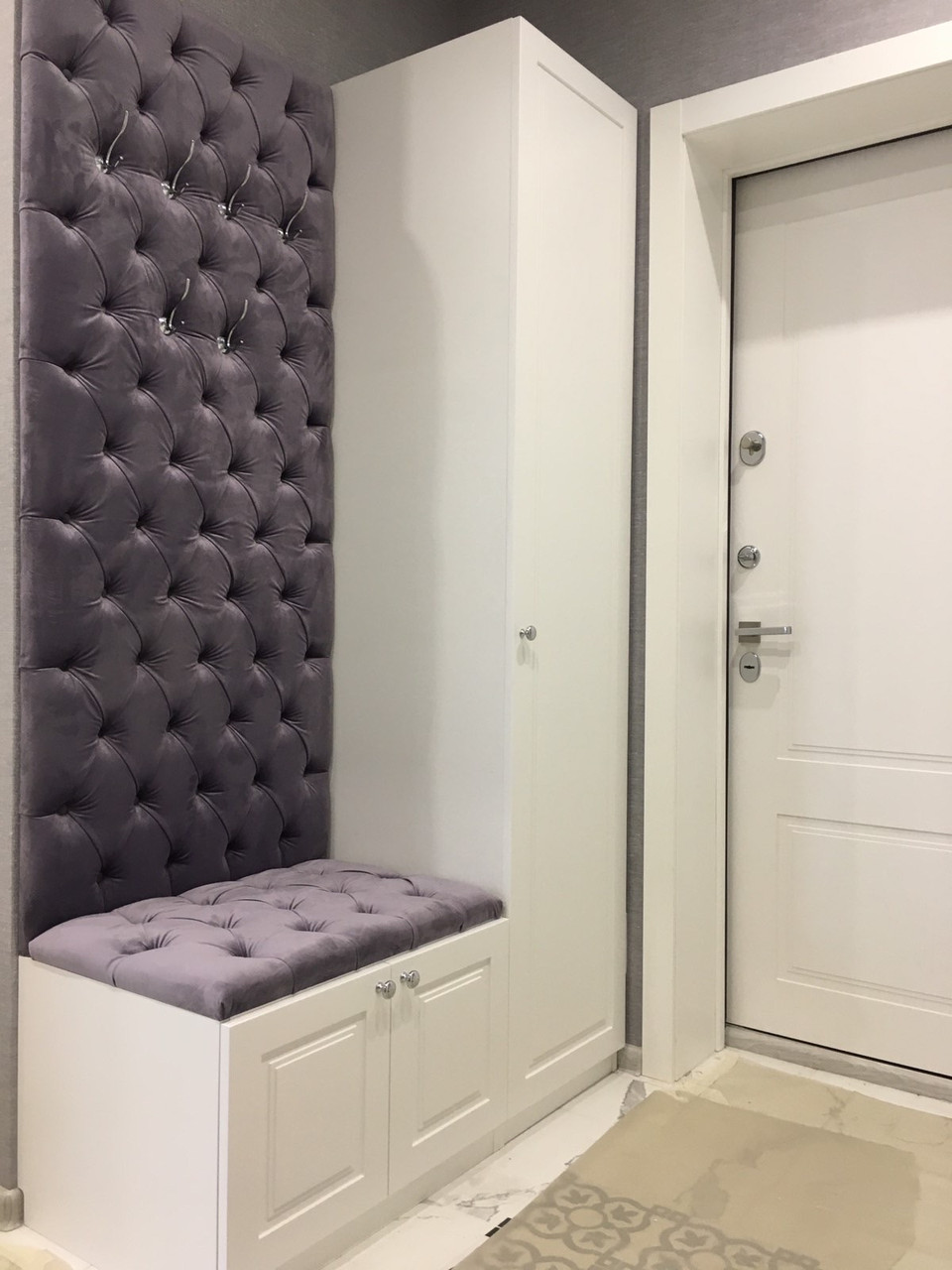 Біла передпокій з м'якою сидінням і стінпанеллю