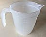 Мірна кружка 1 л універсальна з ручкою | Пластикова кухонна ємність з мірною шкалою для рідин і сипучих | Безпечна харчова тара, фото 2