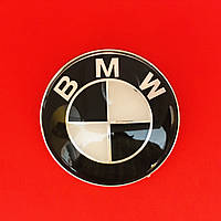 Емблема логотип BMW БМВ 82 мм на капот багажник біло — чорна, 5114 8132375