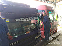 Производство и замена лобового стекла триплекс на грузовике DAF XF 105 в Никополе (Украина). 1