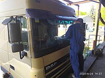 Производство и замена лобового стекла триплекс на грузовике DAF XF 95 с надписью в Никополе (Украина). 2