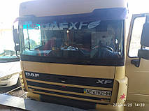 Производство и замена лобового стекла триплекс на грузовике DAF XF 95 с надписью в Никополе (Украина). 3