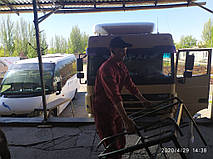 Производство и замена лобового стекла триплекс на грузовике DAF XF 95 с надписью в Никополе (Украина). 4