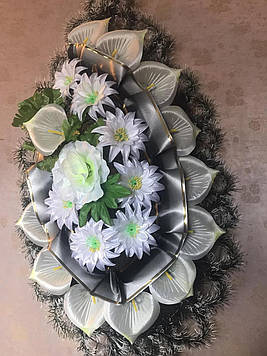 Вінок ритуальний з штучних квітів (Косичка середня напівмісяць  №1), розміри 145*60 см, доставка по Україні.
