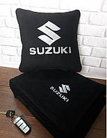 Подушка і плед в автомобіль з вишивкою логотипа "SUZUKI" цвет на выбор!