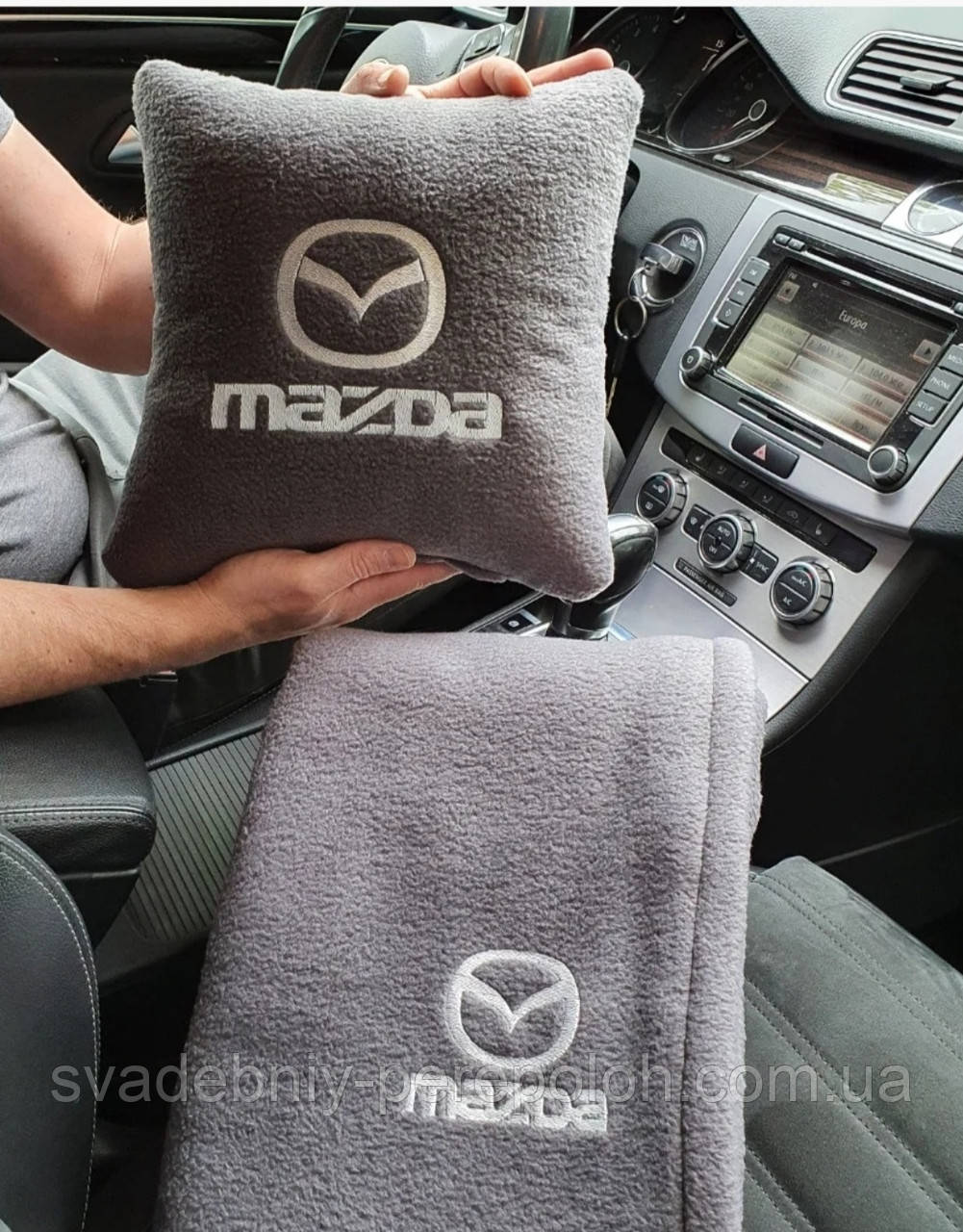 Подушка і плед в автомобіль з вишивкою логотипа "MAZDA" серый флис - фото 1 - id-p1424556255