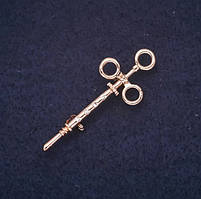 Брошка Шприц зі стразами золотистий метал 17х45мм купити біжутерію дешево оптом в інтернеті