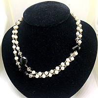 Білі намисто з чорними камінцями